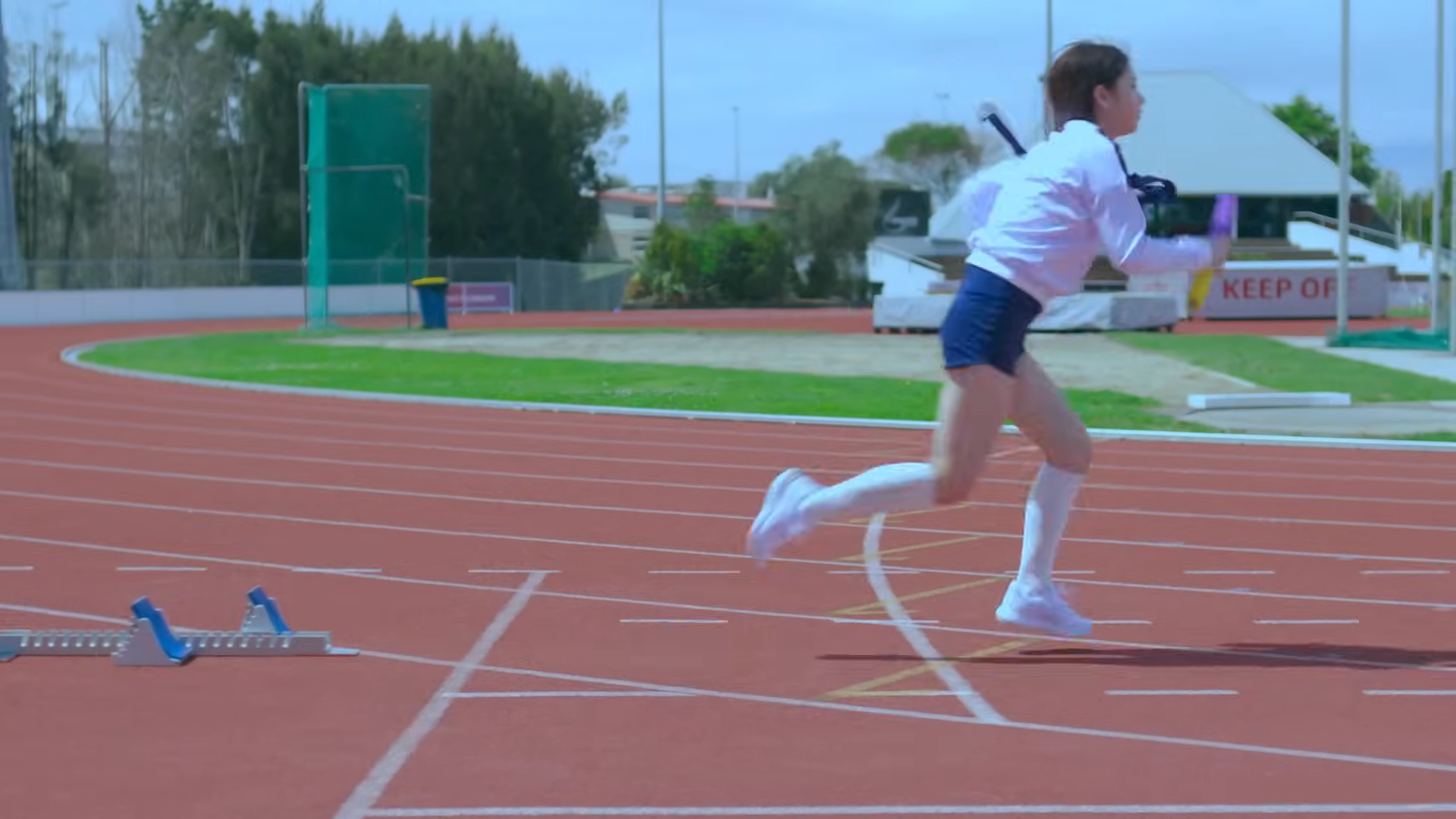 Heejin running on the track.